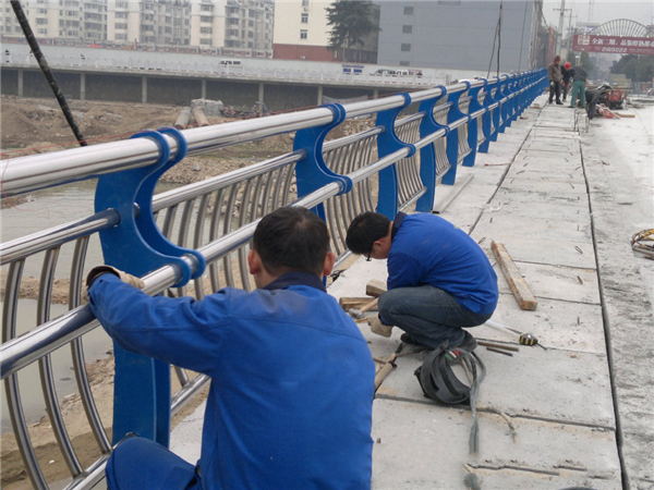 梁平不锈钢河道护栏的特性及其在城市景观中的应用