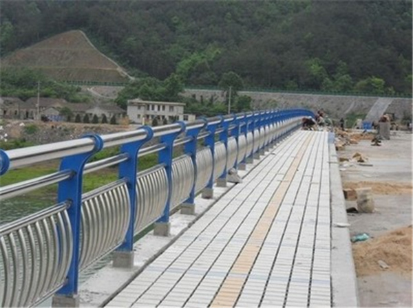 梁平不锈钢桥梁护栏的特性及其在现代建筑中的应用